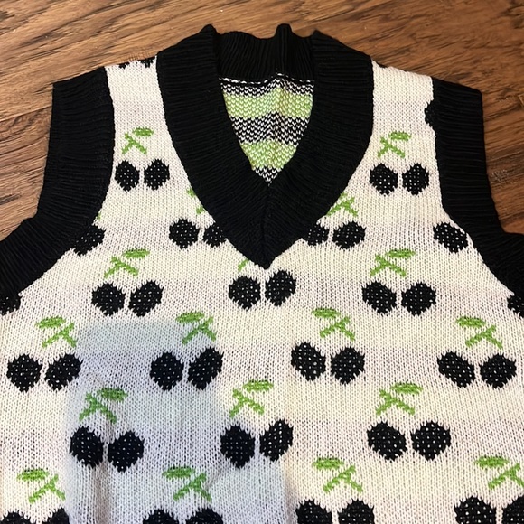 Black Cherry Cropped Sweater Vest size M - Picture 3 of 6
